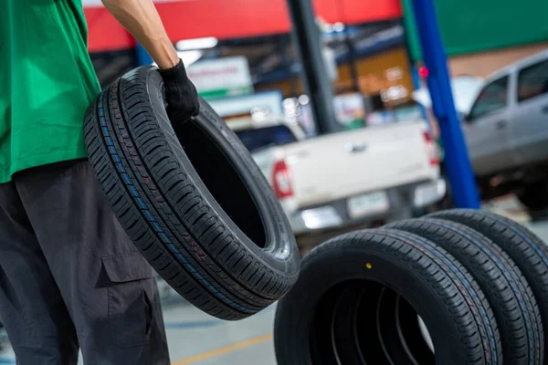 Auto Mecânico Segurando Pneu Novo Estação Reparo Carro — Fotografia de Stock