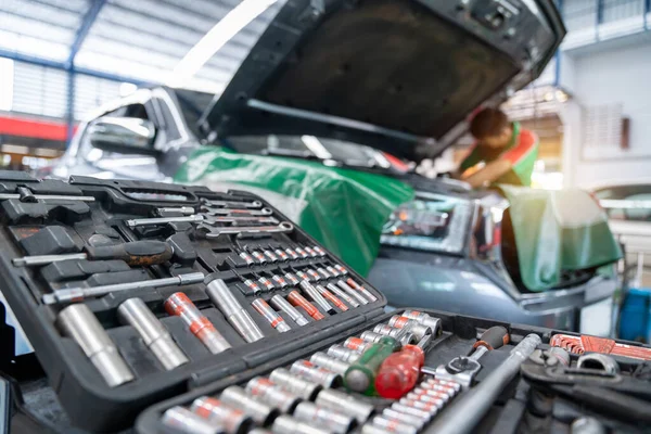 Mecânico Automóveis Trabalhando Estação Reparação Automóveis Serviço Reparação Selecionar Equipamentos — Fotografia de Stock
