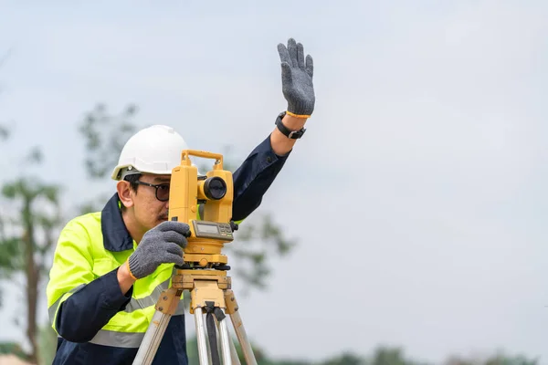 測量士土木工事現場の設備と手信号 — ストック写真