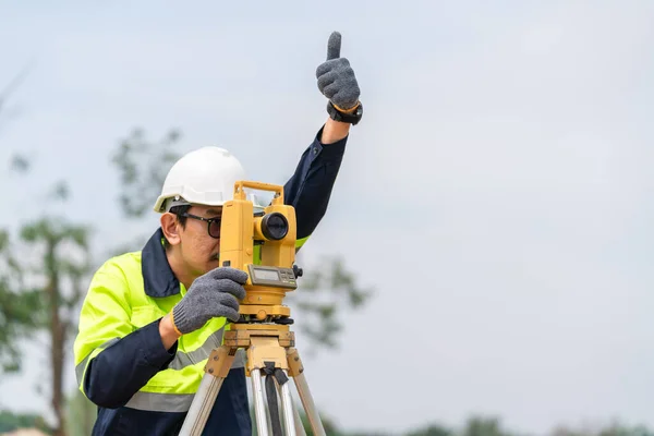 建設現場の設備と測量士の土木技術者の親指 — ストック写真