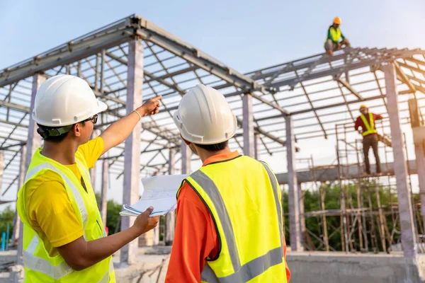 4建設現場の労働者 建設中の労働者鋼屋根構造のチームを見てエンジニア チームワークのコンセプト — ストック写真