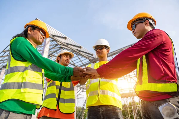 Építőipari Dolgozók Építész Mérnök Építőmunkások Kéz Kézben Miközben Dolgozik Szabadban — Stock Fotó