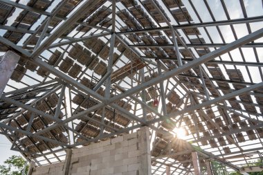 Yeni çatıdaki beton ya da CPAC beton çatı kiremitlerinin inşaatı öncesinde hazırlanıyor. konut binası. İnşaat alanındaki evin altyapısı..