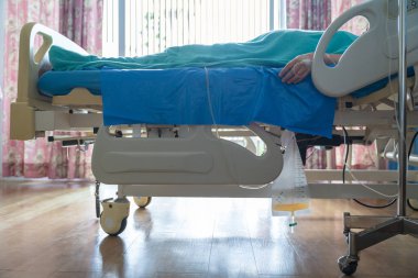 Hastanın yatağının yanında asılı bir idrar torbası. Hastane odasının içinde. Tıbbi Konsept.