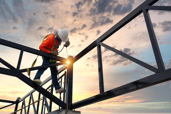 Welders Risk Areas Steel Roof Truss Welders Safety Devices Prevent — Stockfoto