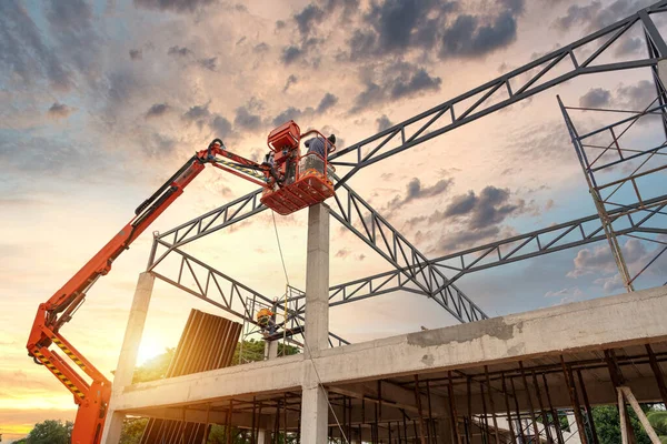 Construction Workers Working Construction Machine Aerial Platform Workers Who Work — Stockfoto