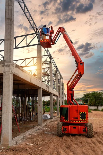 Aerial Platform Workers Who Work Height Buildings Construction Machine — Φωτογραφία Αρχείου
