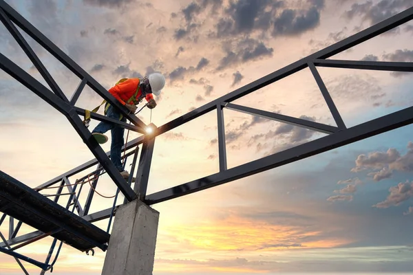 Steel Roof Truss Welders Safety Devices Prevent Falls Height Construction — Stock Photo, Image