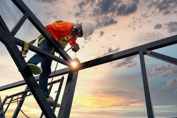Welder Welding Steel Steel Roof Truss Working Height Equipment Fall — Fotografia de Stock