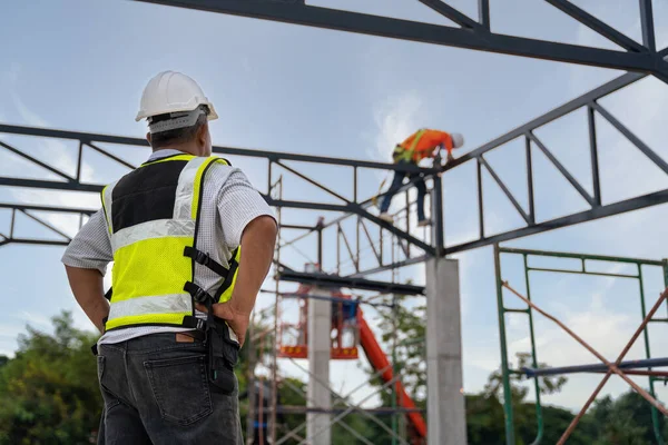 Contractor Stood Watch Progress Welder Welding Steel Steel Roof Truss — Fotografia de Stock