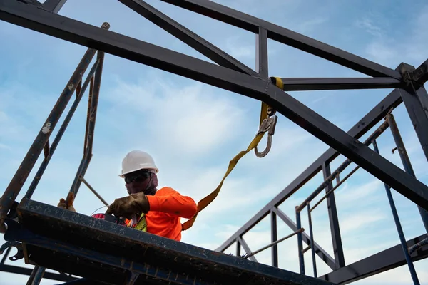 Worker Working Structure Building Fall Arrestor Device Worker Hooks Safety — Fotografia de Stock
