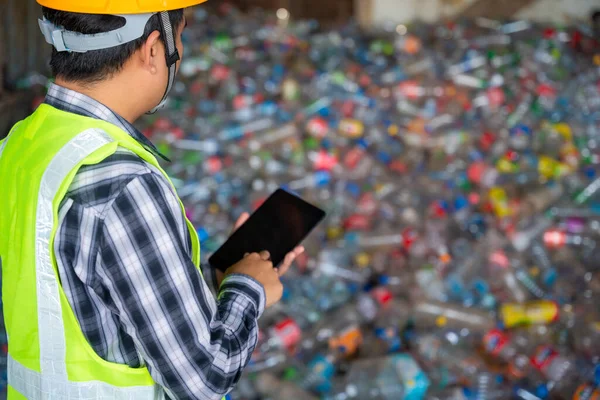 Recycling Analyst Looking Plastic Bottle Ofr Recycling Waste Proceed Next — Foto Stock