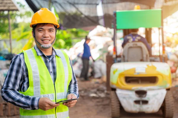 Asian Workers Recycling Factory Forklift Background Engineers Standing Recycling Center — Foto Stock