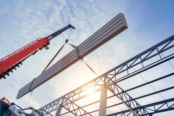 Crane Lifting Foam Roof Sheet Steel Roof Structure Construction Site — Stockfoto