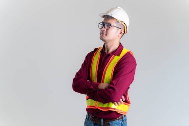 Stüdyoda kasketli genç ustabaşının portresi. İnşaat Mimarı, Mühendisi, İnşaat Konsepti. 