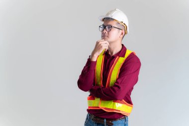 Asyalı mühendisin portresi. Stüdyoda ona karşı poz veriyor. İnşaat Mimarı, Mühendisi, İnşaat Konsepti. 