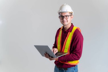 Mimar, stüdyoda dizüstü bilgisayarı olan inşaat mühendisi. İnşaat Mimarı, Mühendisi, İnşaat Konsepti.