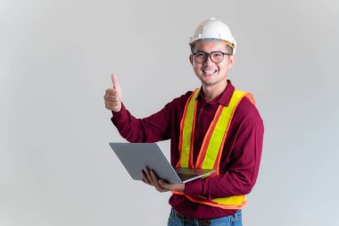 Stüdyoda dizüstü bilgisayarı olan mutlu bir mimarın portresi. İnşaat Mimarı, Mühendisi, İnşaat Konsepti.