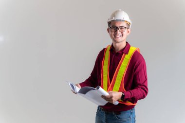 Mimar mimarın gülen odaların planı, inşaat mühendisi bir stüdyonun planlarıyla işi kontrol ediyor. İnşaat Mimarı, Mühendisi, İnşaat Konsepti.