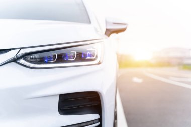 EV arabasının önü. Yeni araba. Dışarıda beyaz modern araba var. küresel ısınma hafifletme kavramı. 