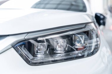 EV arabası. Yeni araba. Dışarıda beyaz modern araba var. Araba ışıkları. küresel ısınma hafifletme kavramı. 