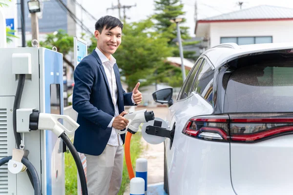 Aziatische Man Met Elektrische Auto Plaatst Elektrische Connector Batterijen Laden — Stockfoto