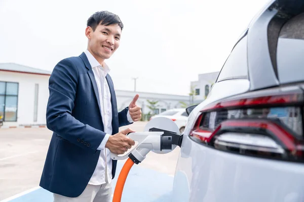 Aziatische Man Met Laadstation Voor Elektrische Auto Milieuvriendelijk Concept Voor — Stockfoto