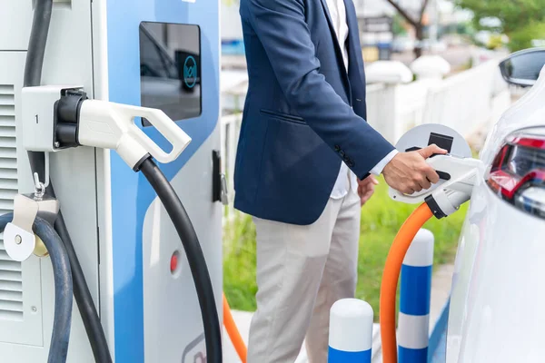 Close Hand Van Aziatische Man Met Car Elektrische Auto Laadstation — Stockfoto