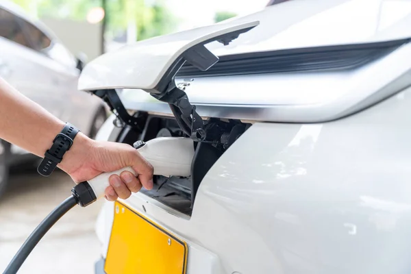 Menselijke Hand Opladen Elektrische Auto Batterij Thuis Oplaadstation Voor Elektrische — Stockfoto