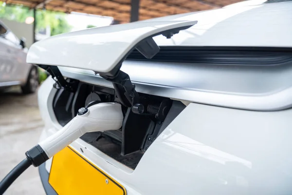 Voeding Aansluiten Elektrische Auto Voor Het Toevoegen Van Lading Aan — Stockfoto