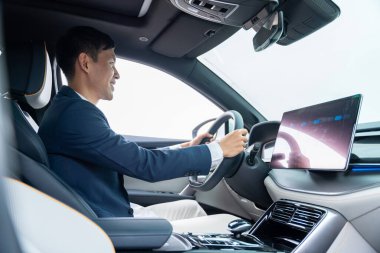 Yeni elektrikli araç almadan önce Asyalı işadamı araba kullanıyor. Elektrikli araba. EV Car. EV aracı.