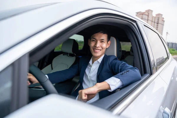 Hombre Negocios Conduciendo Vehículo Eléctrico Nuevo Con Una Sonrisa Feliz — Foto de Stock