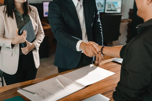 Mimar mühendis inşaatı, işadamlarıyla el ele tutuşur. İnşaat işi konsepti.