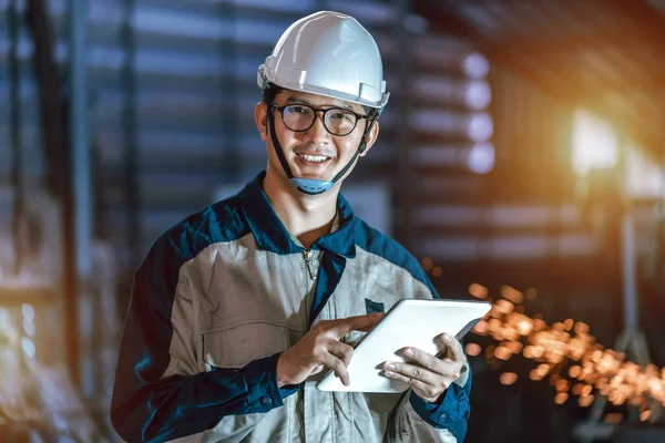 Asiatico Professional Heavy Industry Engineer Lavoratore Indossando Uniforme Sicurezza Cappello — Foto Stock