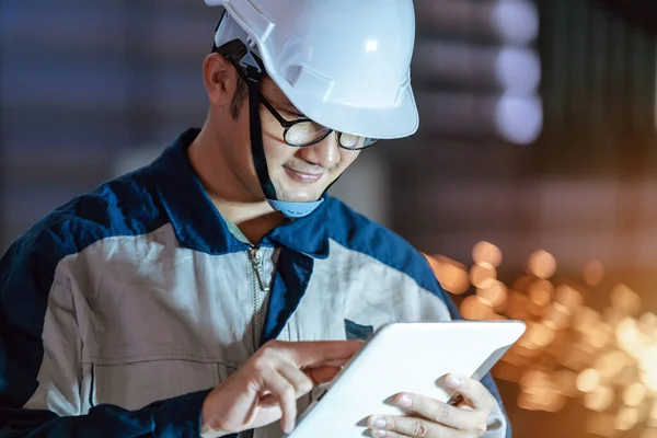 亚洲技师或重工业工程师身穿安全制服 头戴硬礼帽 在工厂使用平板检测钢或金属制造 — 图库照片
