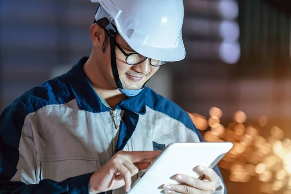 Tecnico Asiatico Ingegnere Dell Industria Pesante Lavoratore Che Indossa Uniforme — Foto Stock