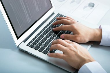 Bilgisayarda Daktilo Yazan İşadamı