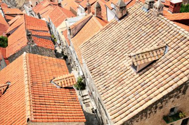 eski şehrin kiremitli çatılar.