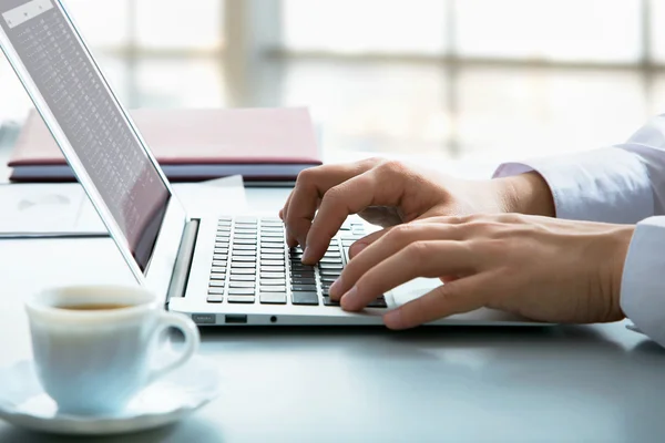 Geschäftsmann tippt auf Laptop — Stockfoto