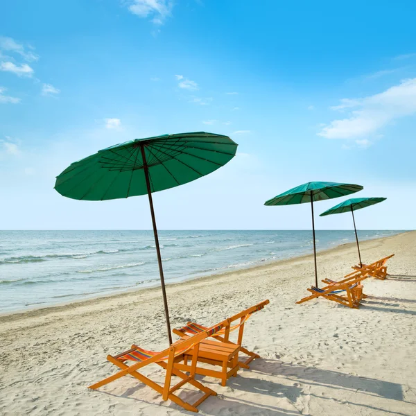 Cadeiras de praia e guarda-chuvas — Fotografia de Stock