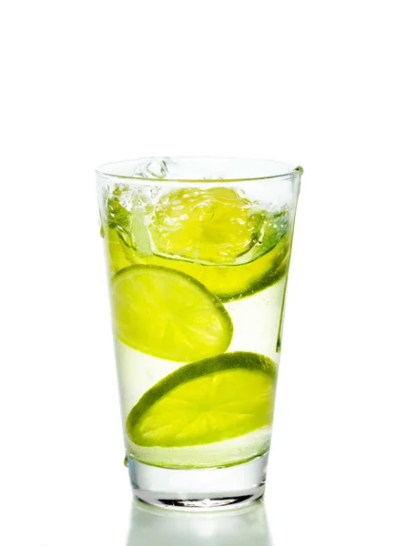 ガラス ジュースとレモン添え — ストック写真