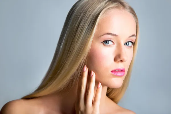 Schöne junge Frau mit langen Haaren — Stockfoto