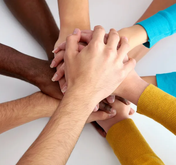 Equipo de amigos mostrando unidad con sus manos juntas —  Fotos de Stock