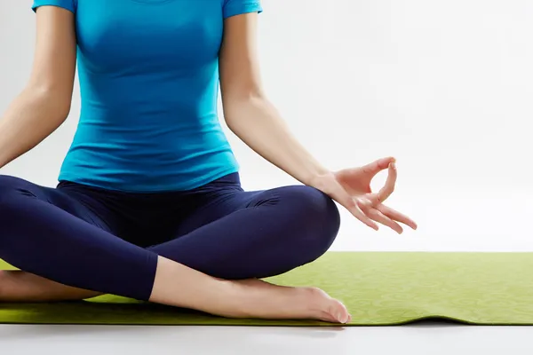 Frau macht Yoga — Stockfoto