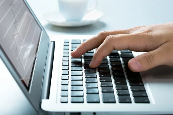 Uomo d'affari digitando sul computer portatile — Foto Stock