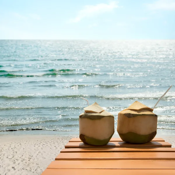 Cocktail di noci di cocco sulla spiaggia — Foto Stock