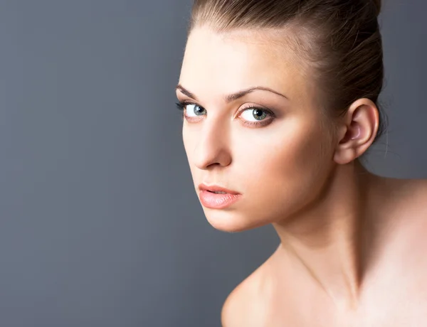 Jonge vrouw — Stockfoto