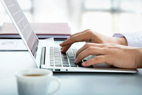 Geschäftsmann tippt auf Laptop — Stockfoto