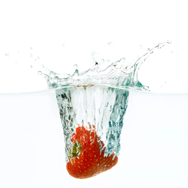 草莓深深地落在水之下 — 图库照片