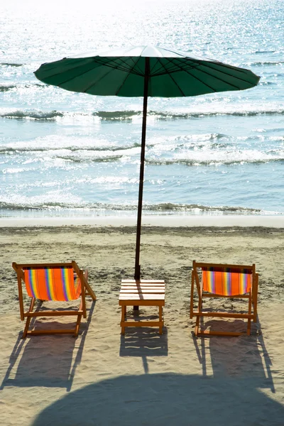 Cadeiras de praia e guarda-chuva — Fotografia de Stock